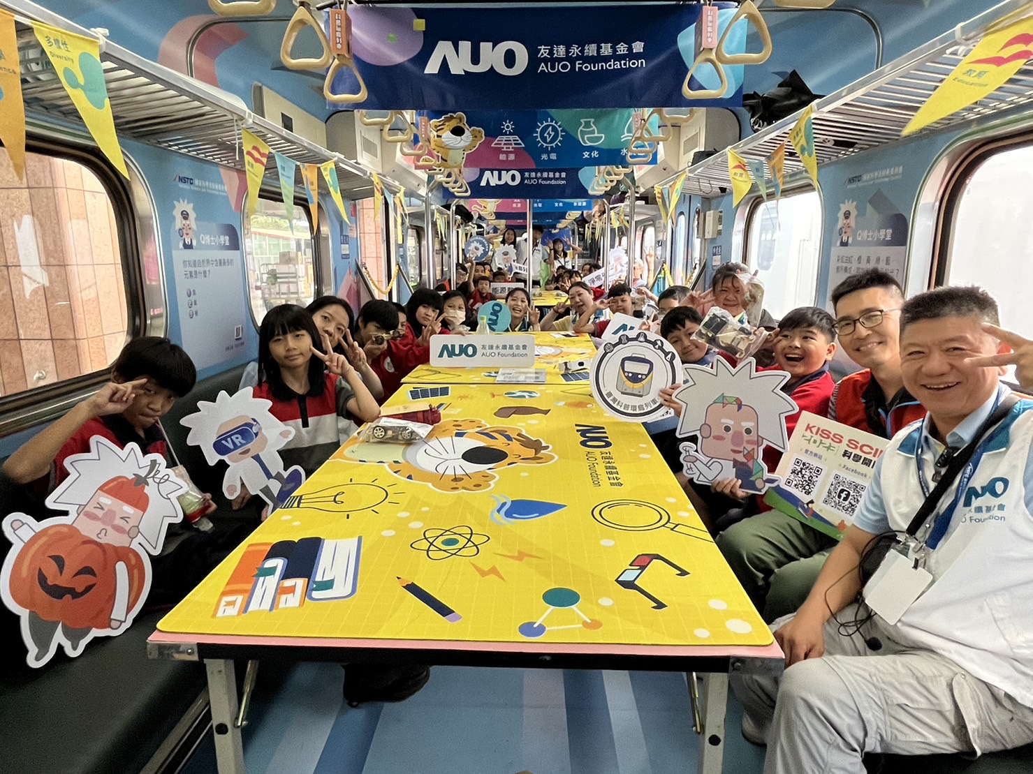 ag九游会j9永續基金會參與「臺灣科普環島列車」，設計基礎科學車廂課程，以「淨零碳排和永續能源」為主題，讓學生透過創意實驗認識淨零知識，以及思考生活中的減碳行為